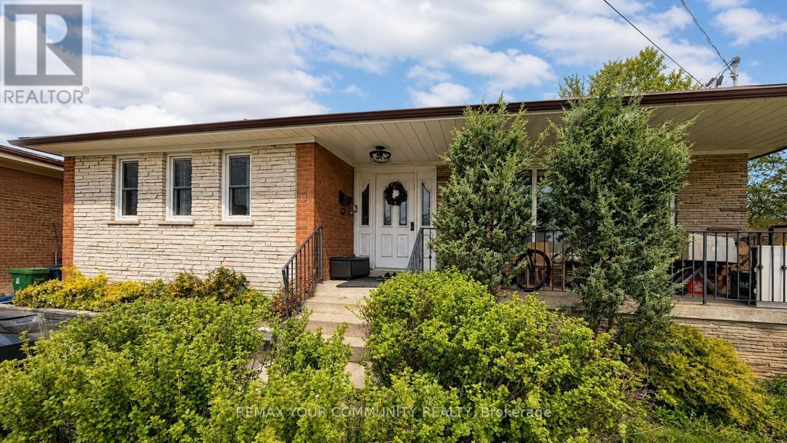 Property Photo:  7 Digby Court Main  ON M2R 2X5 