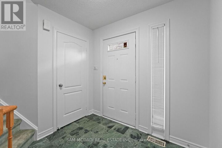 Property Photo:  5031 East Mill Road 5  ON L5V 2M5 