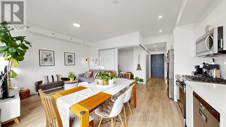 Property Photo:  1459 O'Connor Drive Th 2  ON M4B 2V5 