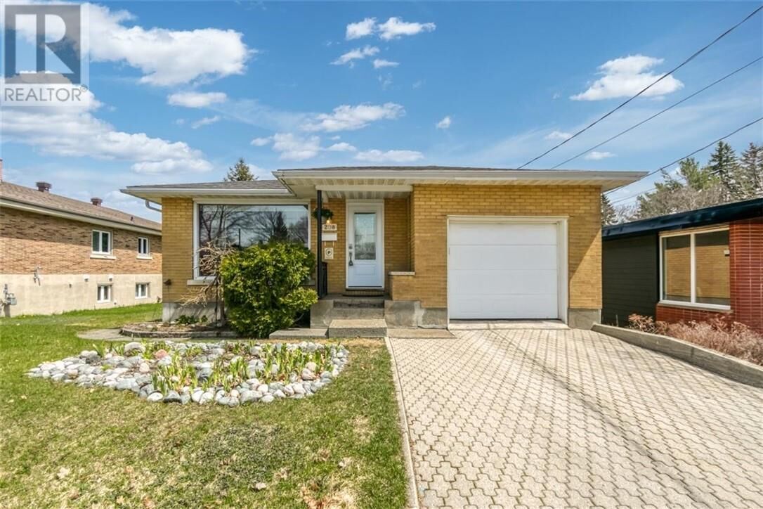 Photo de la propriété:  208 Tanguay Avenue  ON P3C 5G4 