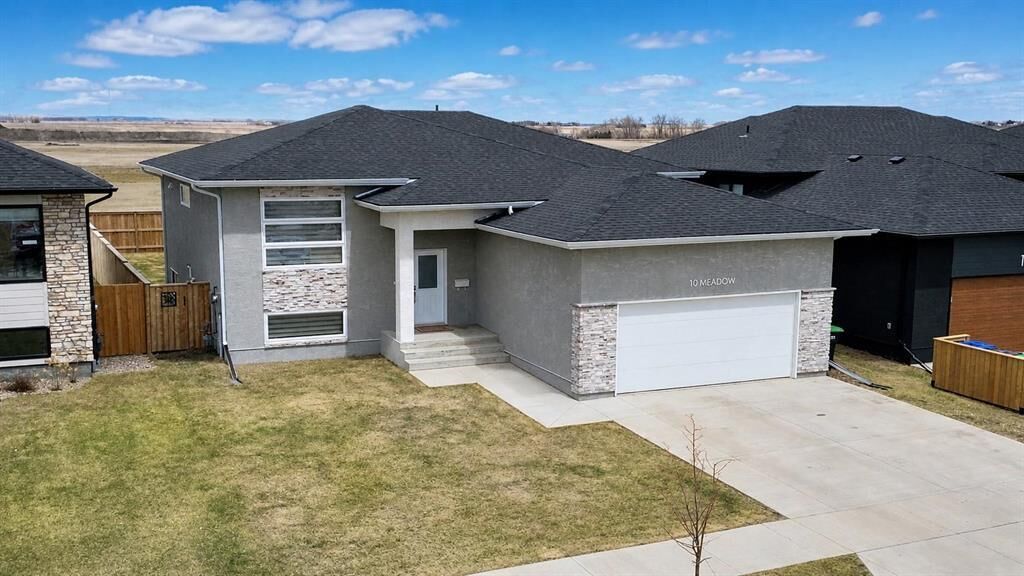 Property Photo:  10 Meadow Drive  MB R7B 4J2 