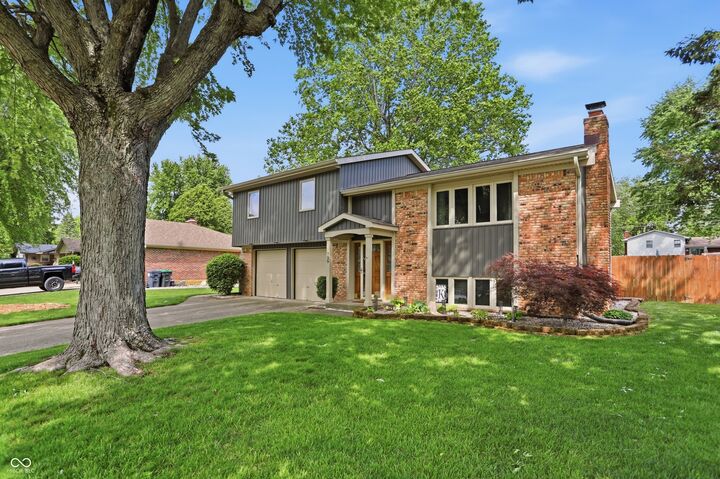 Property Photo:  729 Colonial Way  IN 46142 