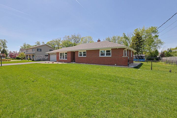Property Photo:  2232 Sprucewood Avenue  IL 60018 