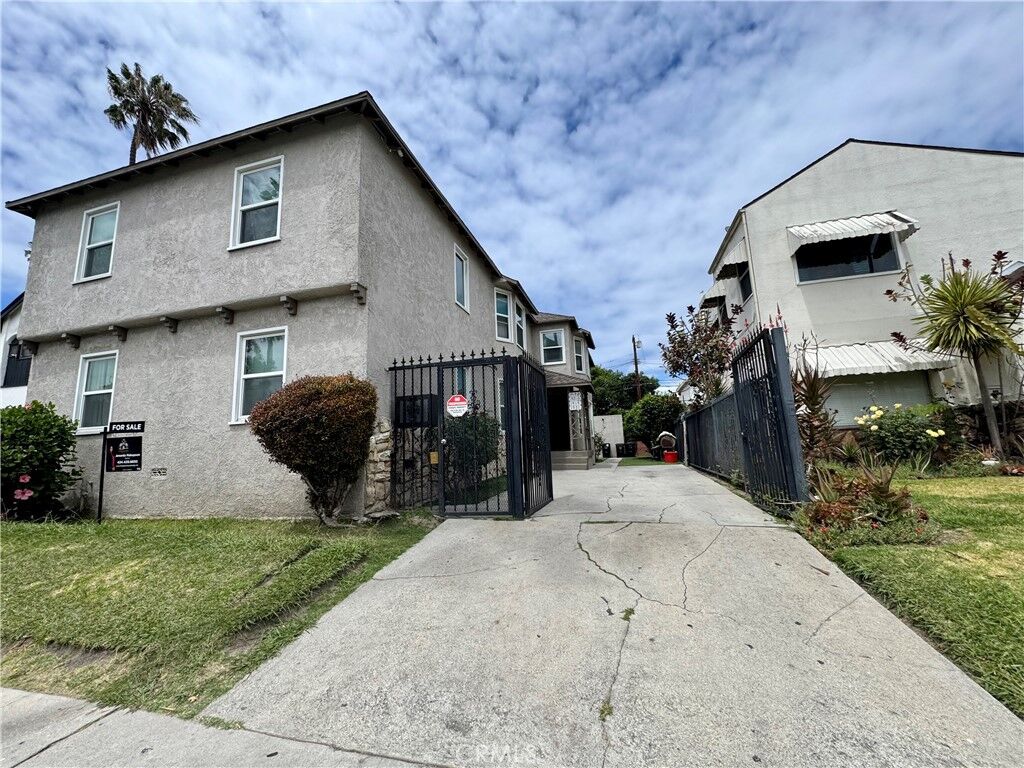 Property Photo:  1919 W 54th  CA 90062 