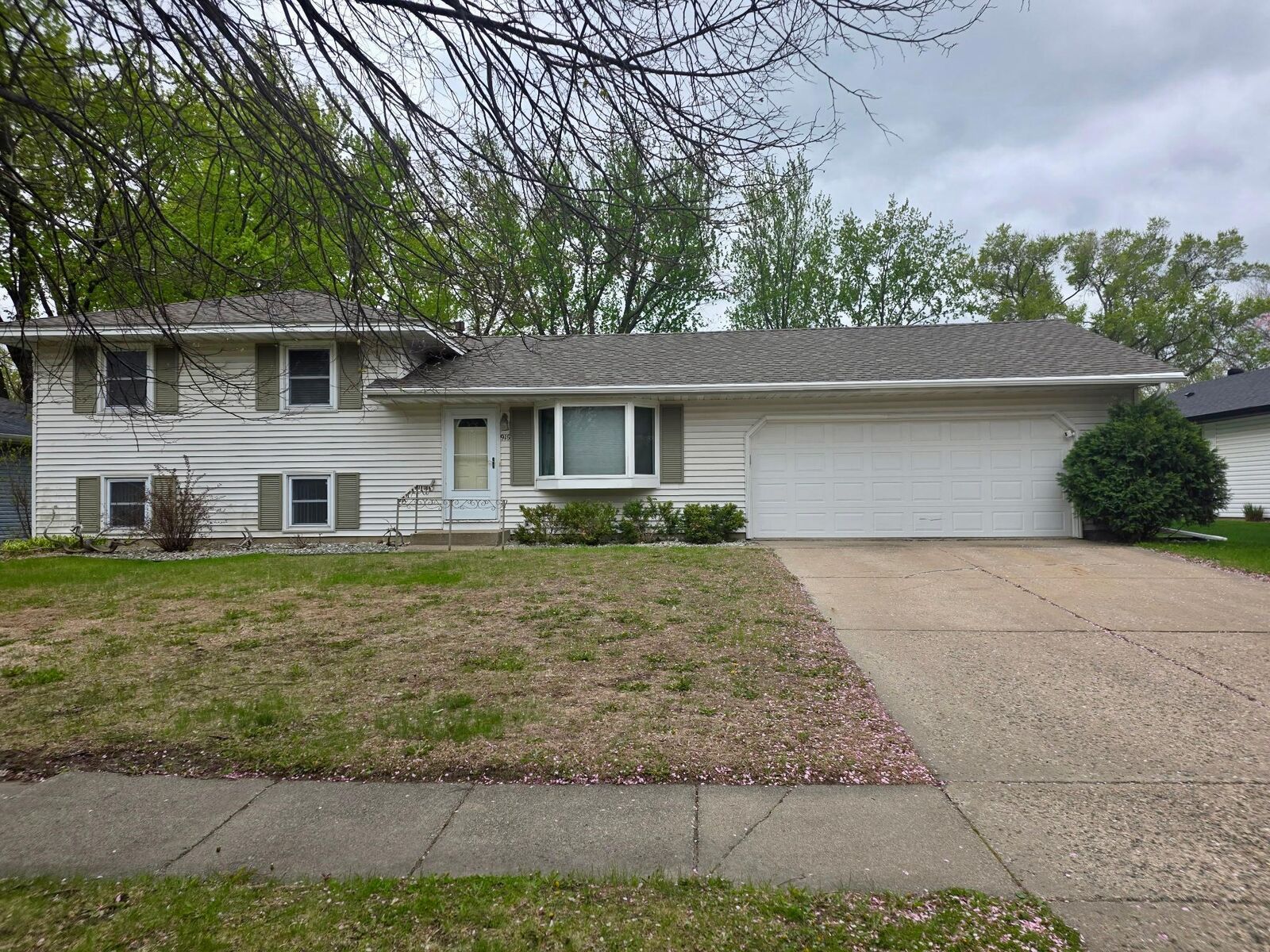 Property Photo:  916 Oriole Drive  MN 55124 