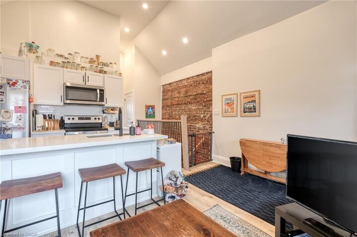 Property Photo:  64 Oxford Street Upper  ON L8R 2X1 