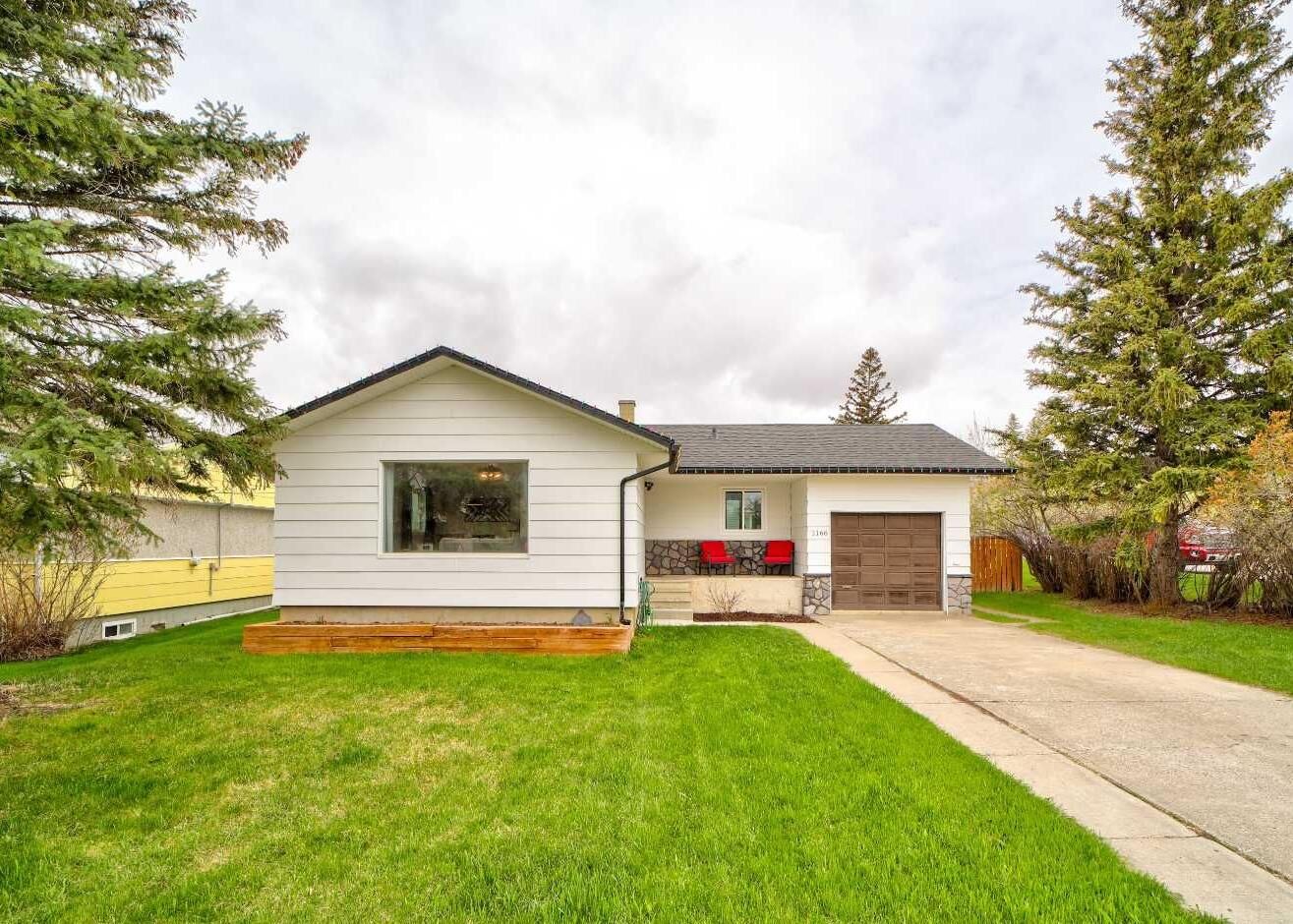 Property Photo:  1166 Morden Avenue  AB T0K 1W0 