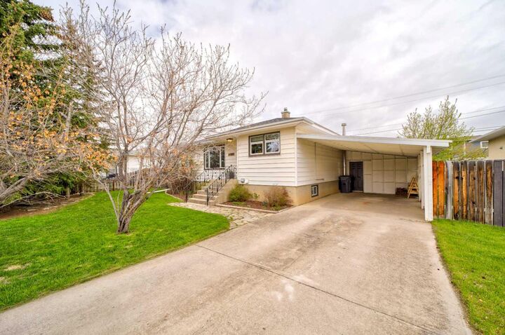 Property Photo:  935 Kettles Street  AB T0K 1W0 