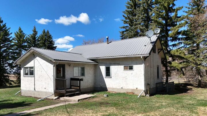 Property Photo:  42445 Rge Rd 221  AB T0B 0H0 