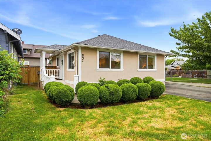 Property Photo:  804 N 3rd Street  WA 98057 