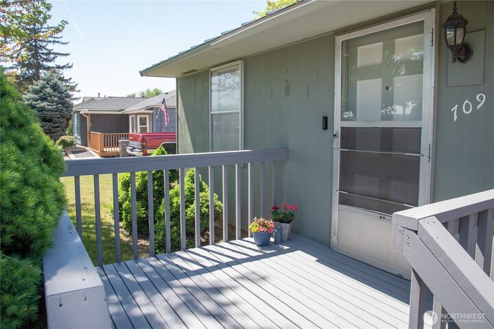 Property Photo:  709 S Maple  WA 98926 