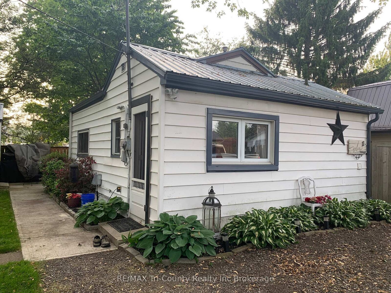 Property Photo: 11 Elizabeth Street ON N0J 1T0