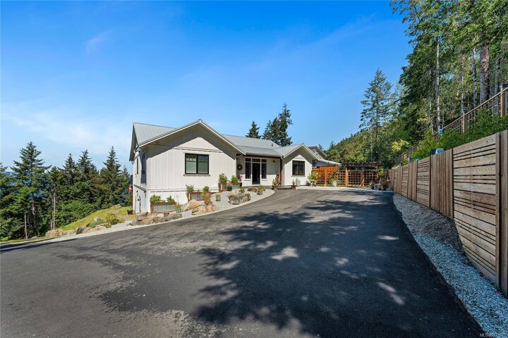 Property Photo: 347 Collins Rd BC V8K 2N1