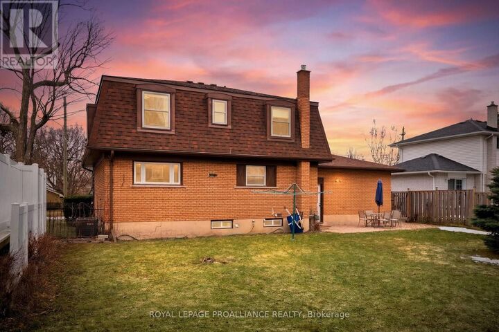 Property Photo:  14 Forest Hill Crescent  ON K8N 4M5 