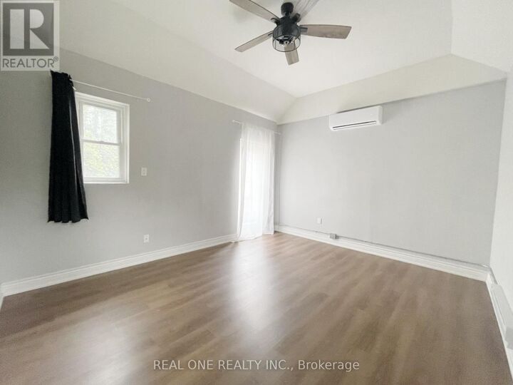 Property Photo:  118 Queen Street South Room 2  ON L8P 3S1 