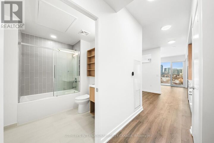 Property Photo:  88 Bathurst Street 1413  ON M5V 0W8 