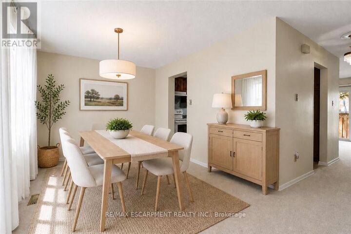 Property Photo:  2825 Gananoque Drive 11  ON L5N 1V6 