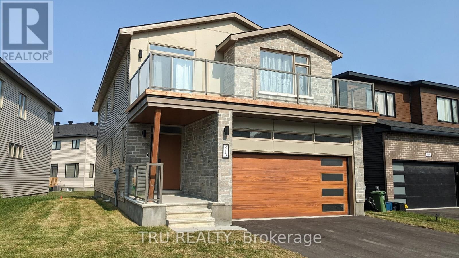 Property Photo:  813 Crossgate Street  ON K2J 7E3 