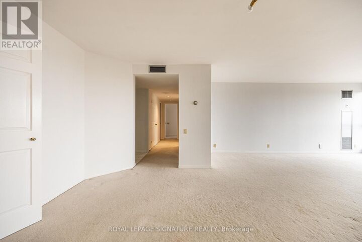 Property Photo:  3 Concorde Place 2004  ON M3C 3K7 