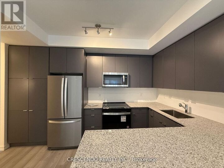 Property Photo:  18 Lytham Green Circle 24  ON L3Y 2P3 