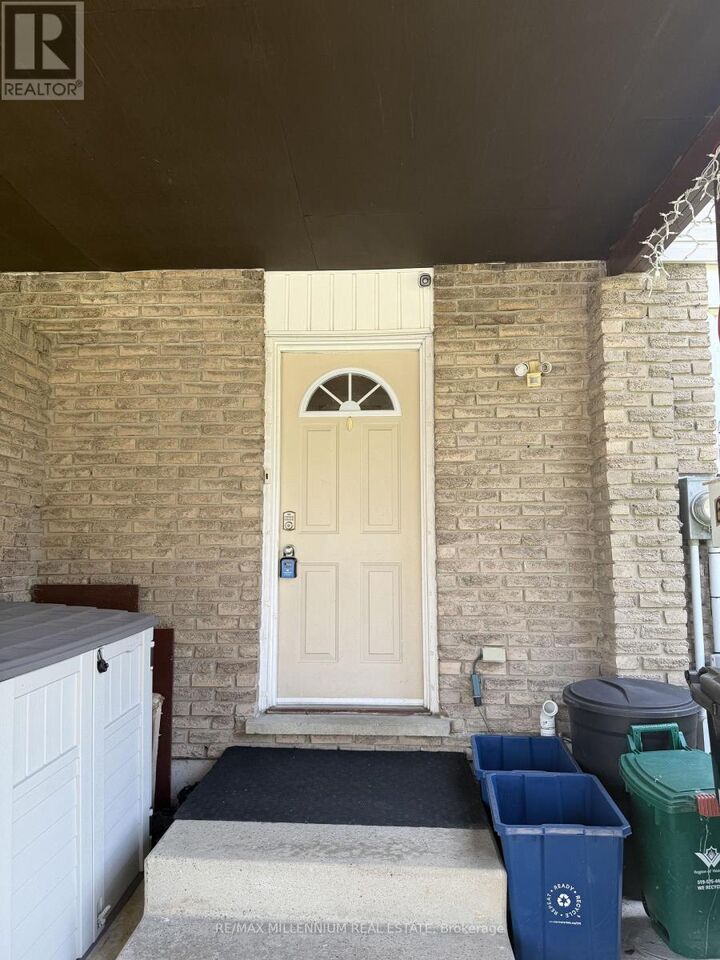 Property Photo:  6 Cedarhill Crescent  ON N2E 2H4 