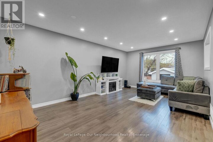 Property Photo:  19 Marchwood Crescent  ON L1C 4K1 