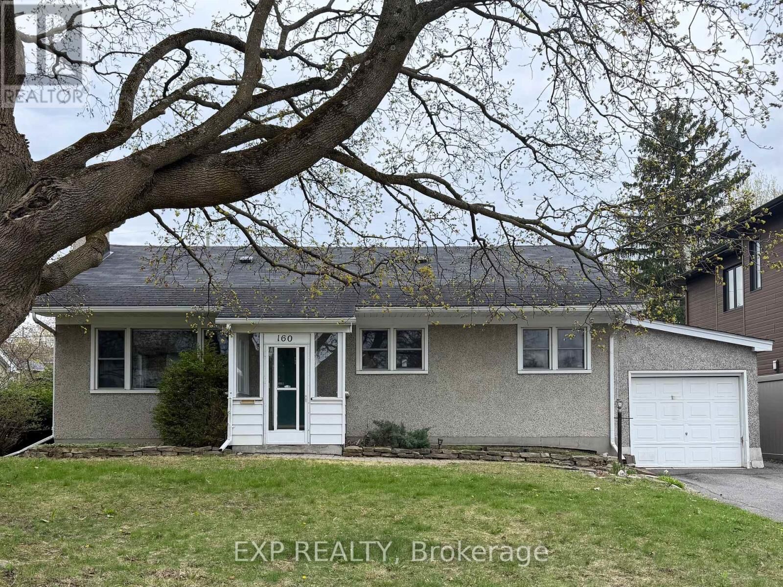Property Photo:  160 Mountbatten Avenue  ON K1H 5V7 