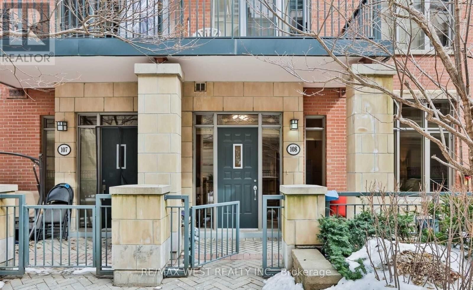Property Photo:  330 Princess Royal Drive Gv-108  ON L5B 4M8 