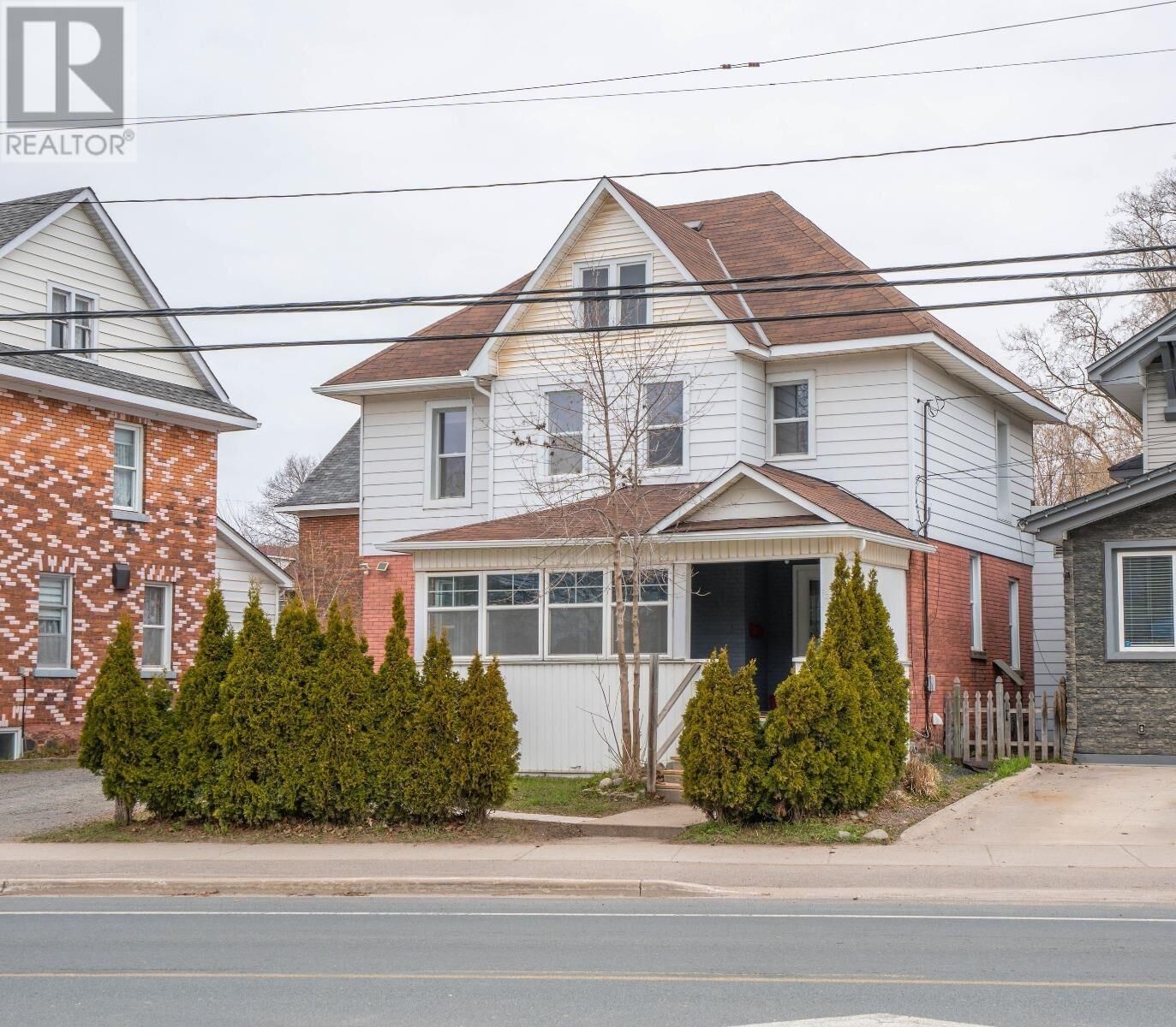 Property Photo:  928 Queen St E  ON P6A 2B9 
