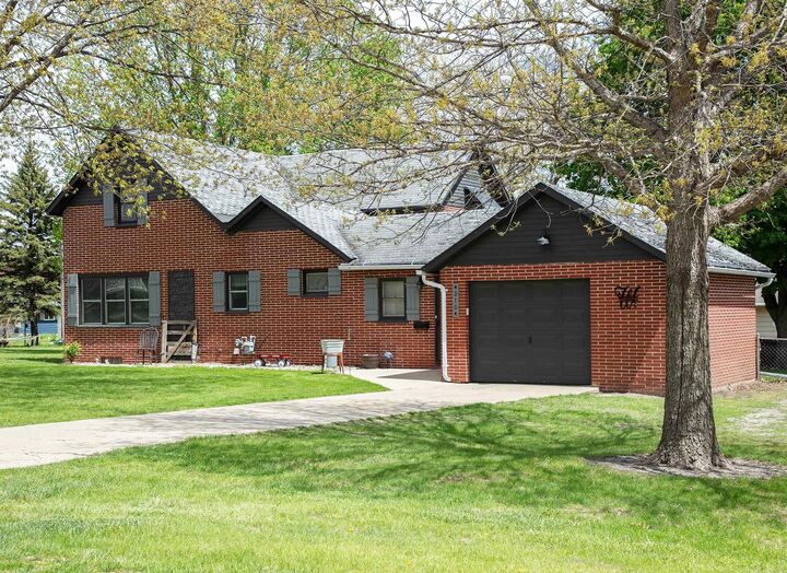 Property Photo:  310 N Maple Street  IA 50674 