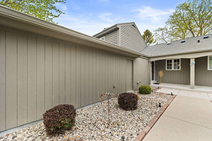 Property Photo:  2314 W Dickinson Ct  WI 53092 