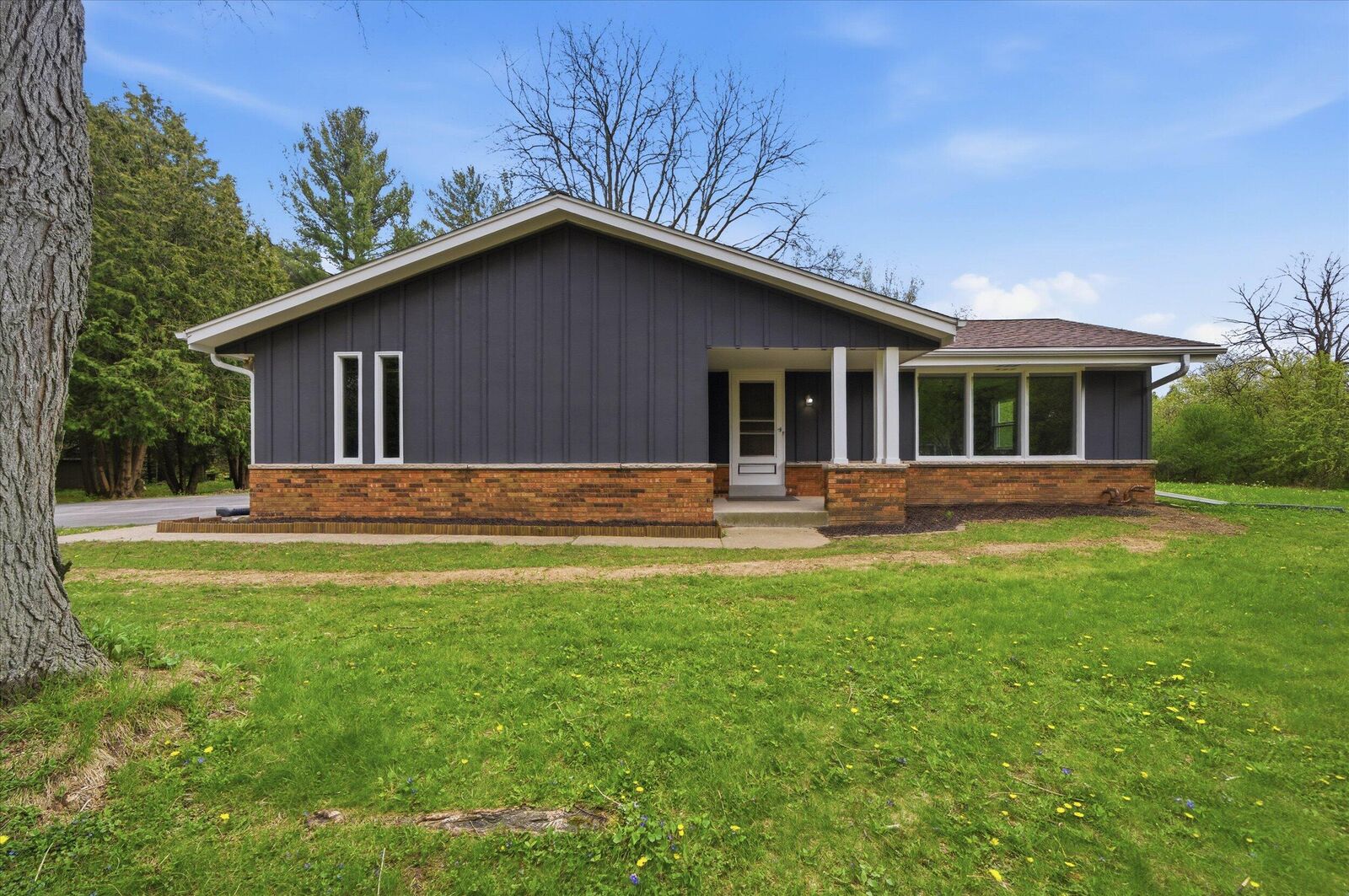 Property Photo:  1387 Ponderosa Dr  WI 53012 