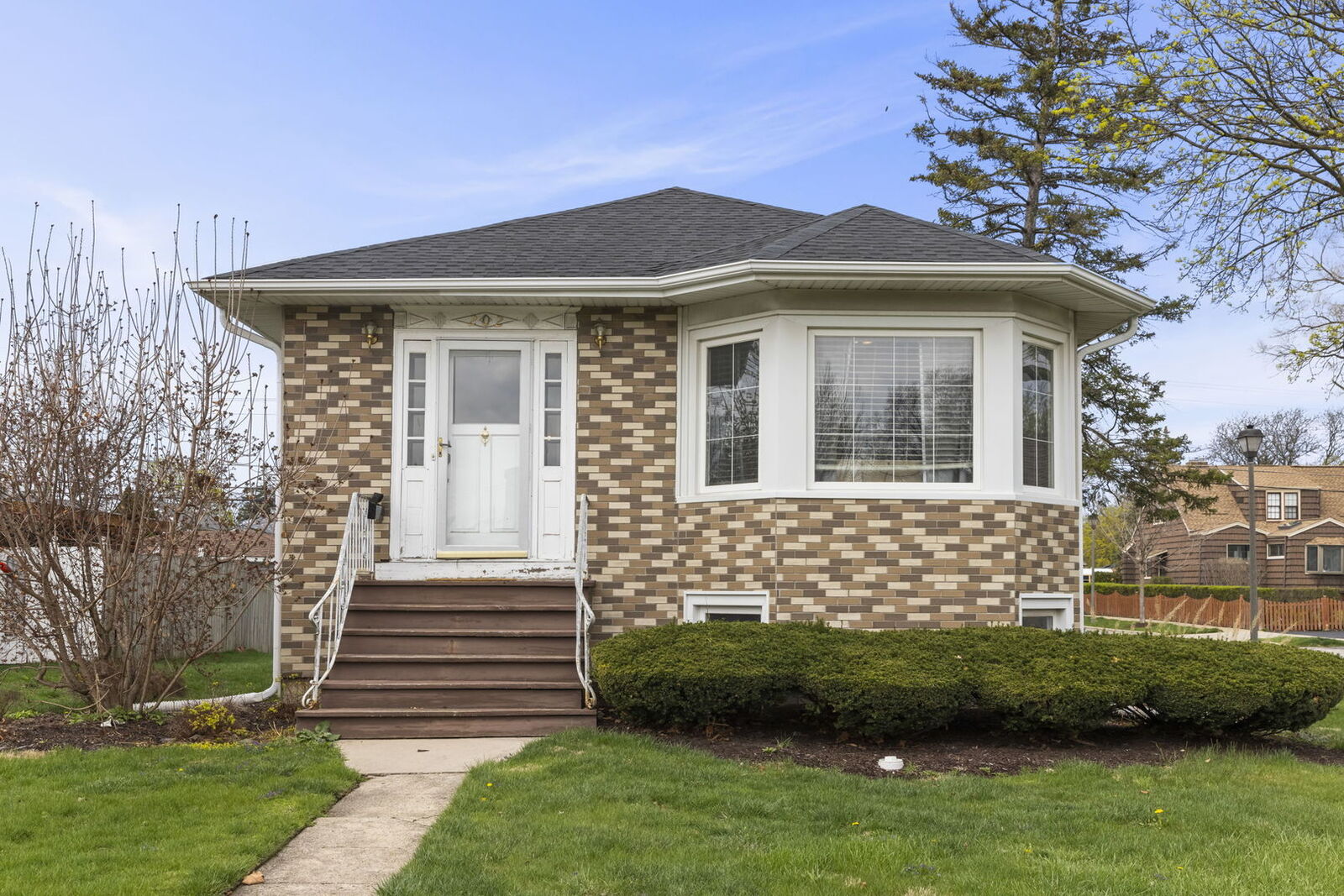 Property Photo:  202 S Pick Avenue  IL 60126 