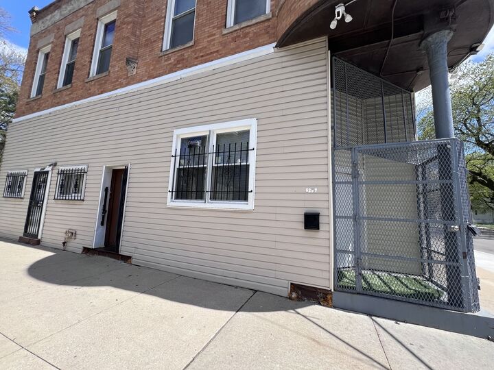 Property Photo:  