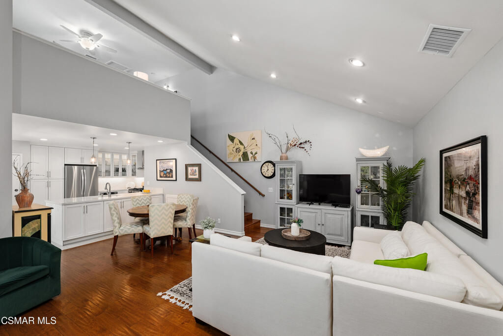 Property Photo:  728 Via Colinas  CA 91362 