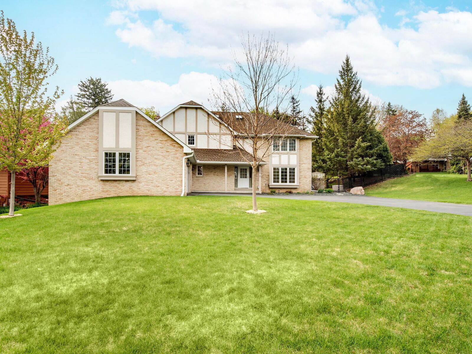 Property Photo:  1009 Stratford Road  MN 55118 