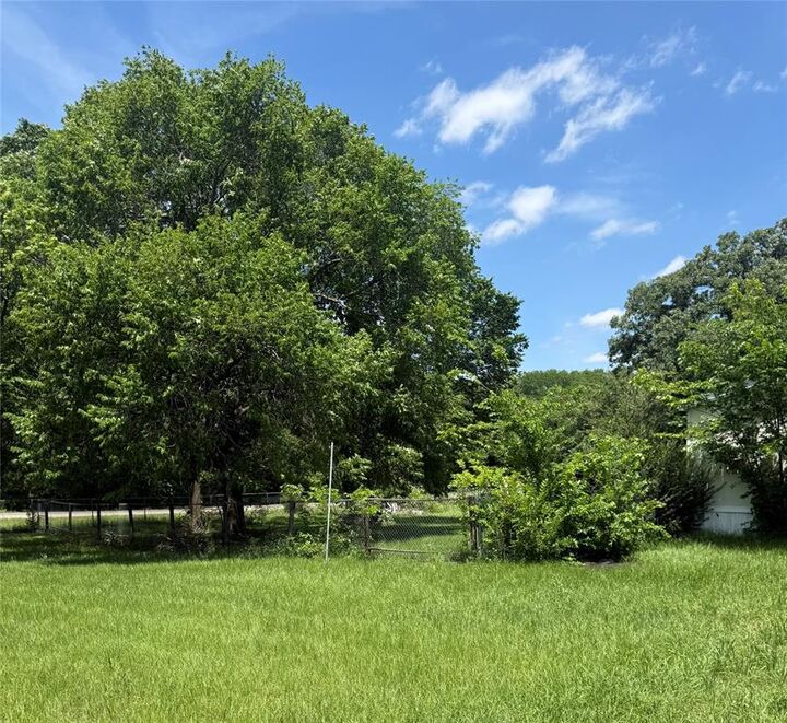 Property Photo:  700 Kim Court  TX 76031 