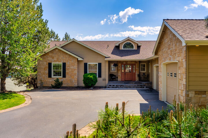 Property Photo: 1580 Murrelet Drive OR 97756