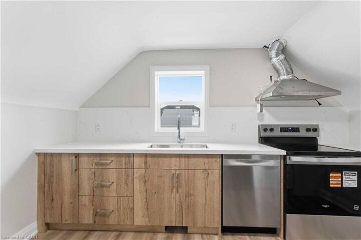 Property Photo:  124 McElroy Road E 2  ON L9A 1Y9 