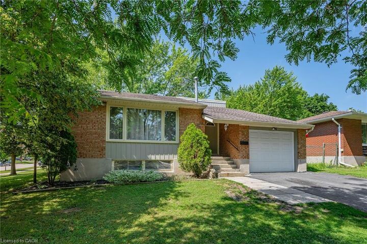 Property Photo:  31 Mulberry Lane  ON N2L 5L4 