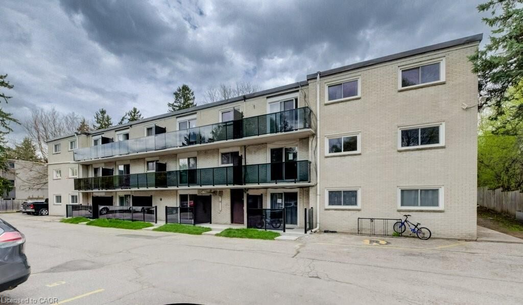 Property Photo:  930 Eagle Street N 3  ON N3H 1C4 