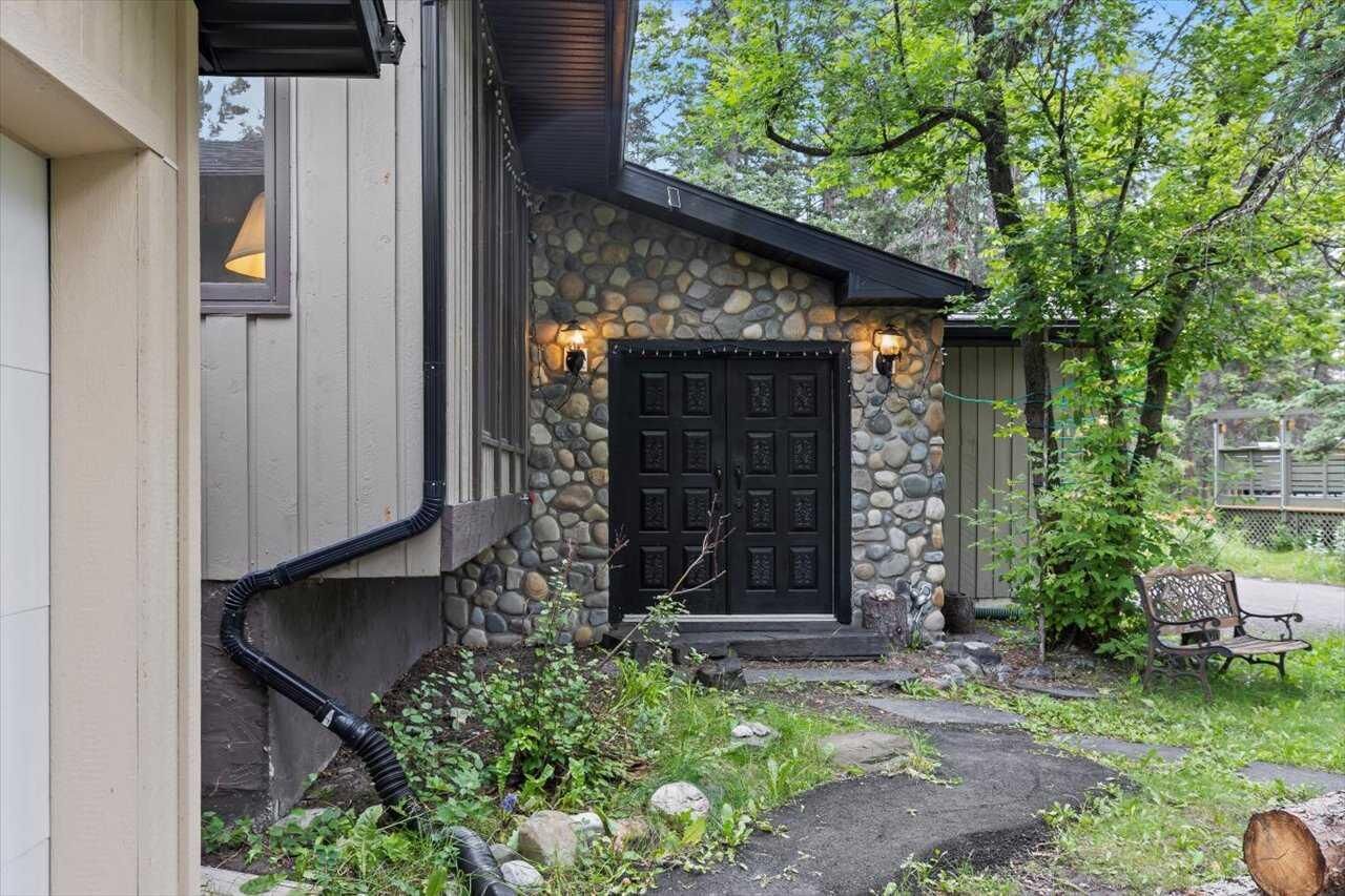Property Photo:  51 Redwood Meadows Drive  AB T3Z 1A3 