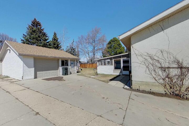 Property Photo:  312 12 Street SE  AB T0G 2A3 