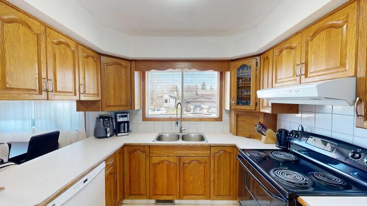 Property Photo:  2119 17A Avenue  AB T1M 1K3 