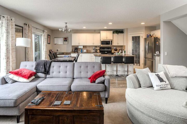 Property Photo:  4 Springbank Bay SW  AB T3H 5E4 