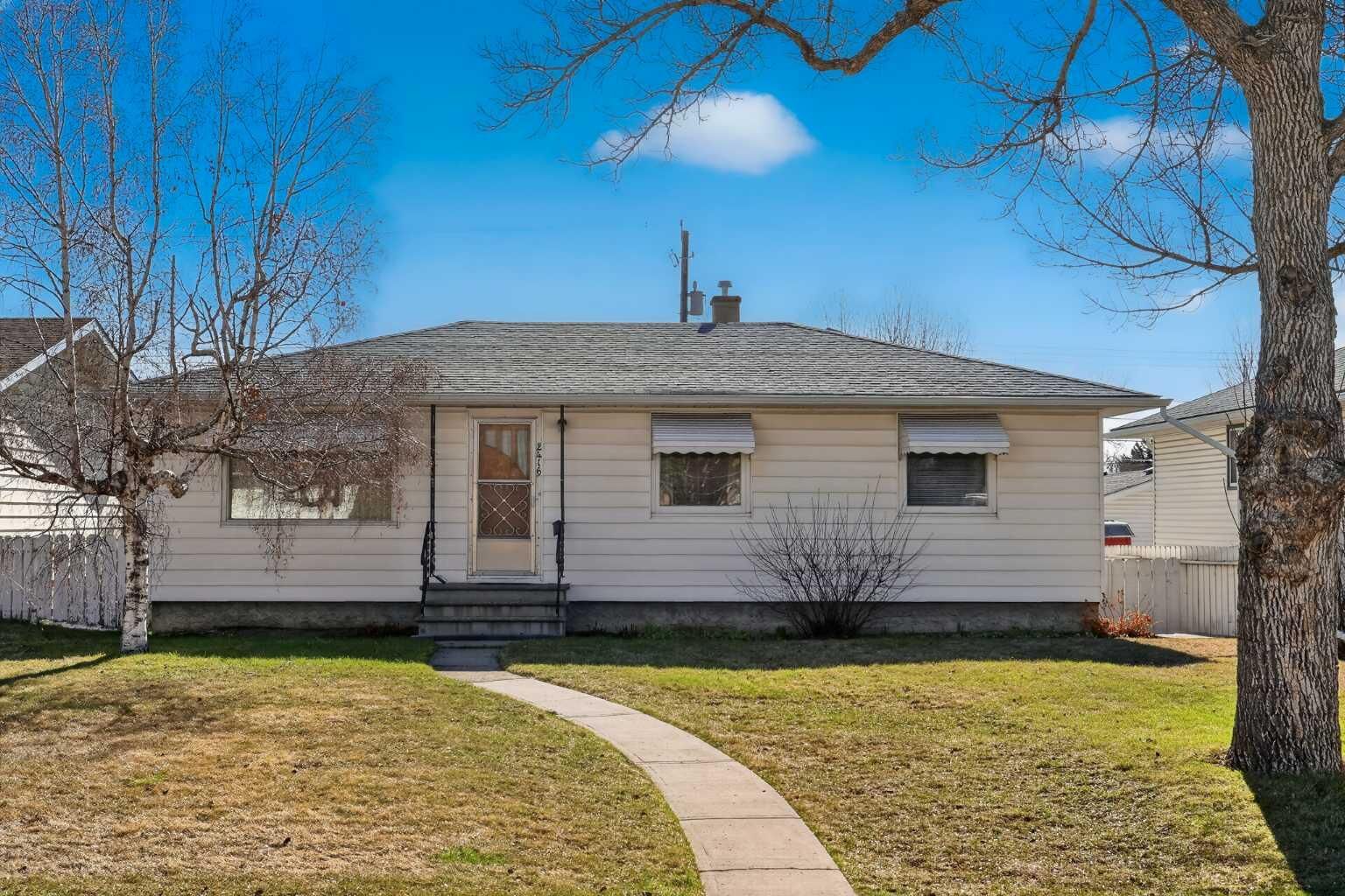 Property Photo:  2416 38 Street SW  AB T3E 3E5 