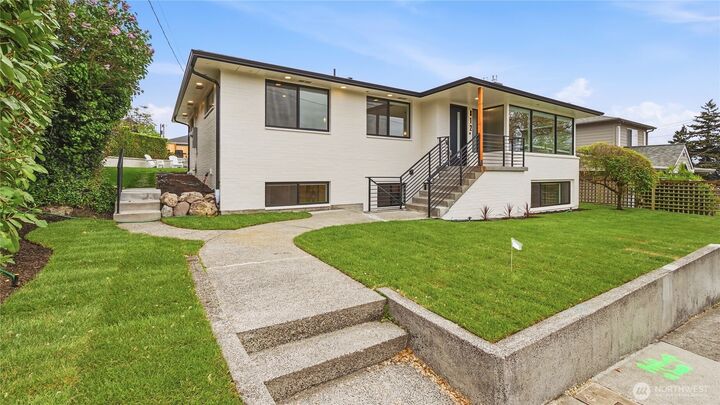 Property Photo:  812  Main Street  WA 98020 