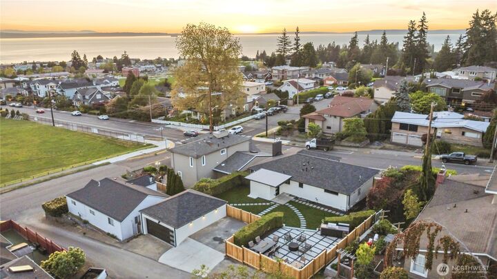 Property Photo:  812  Main Street  WA 98020 