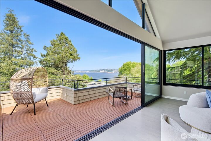 Property Photo:  1311  Palm Avenue SW  WA 98116 