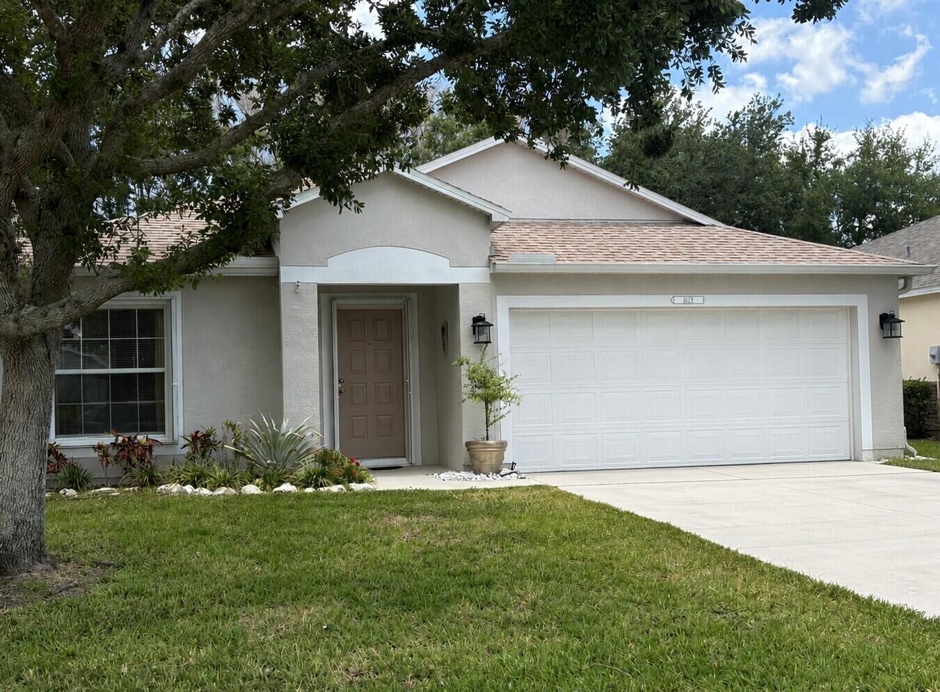 Property Photo: 1013 E 13th Square FL 32960